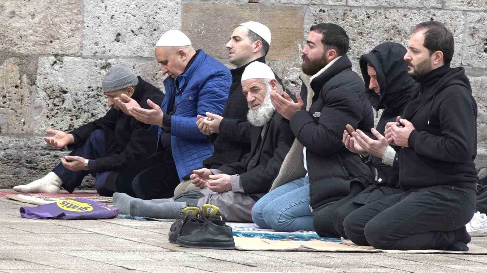 Ramazan’ın ilk cumasında Ulu Cami doldu taştı