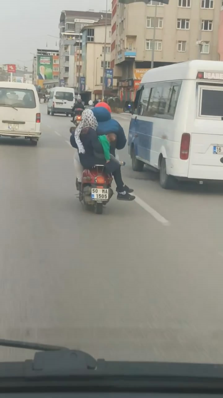 Motosiklet sürücüsünün ailesiyle beraber tehlikeli yolculuğu kamerada