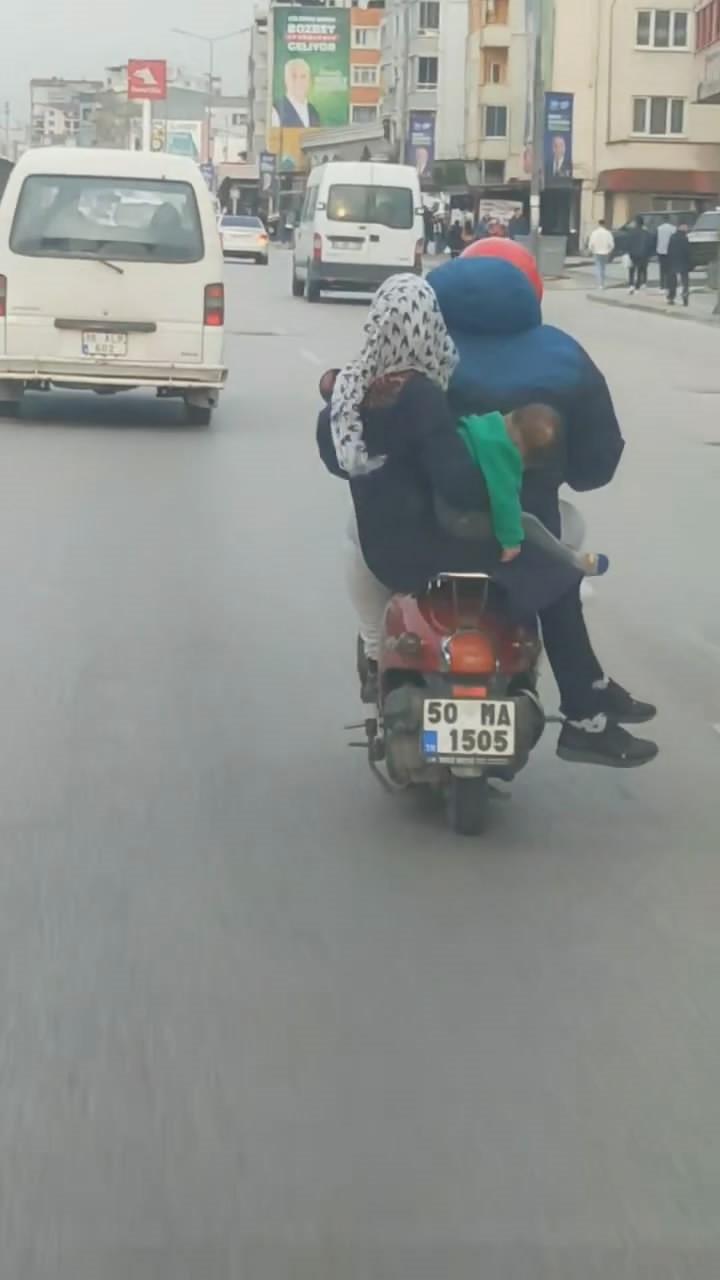 Motosiklet sürücüsünün ailesiyle beraber tehlikeli yolculuğu kamerada