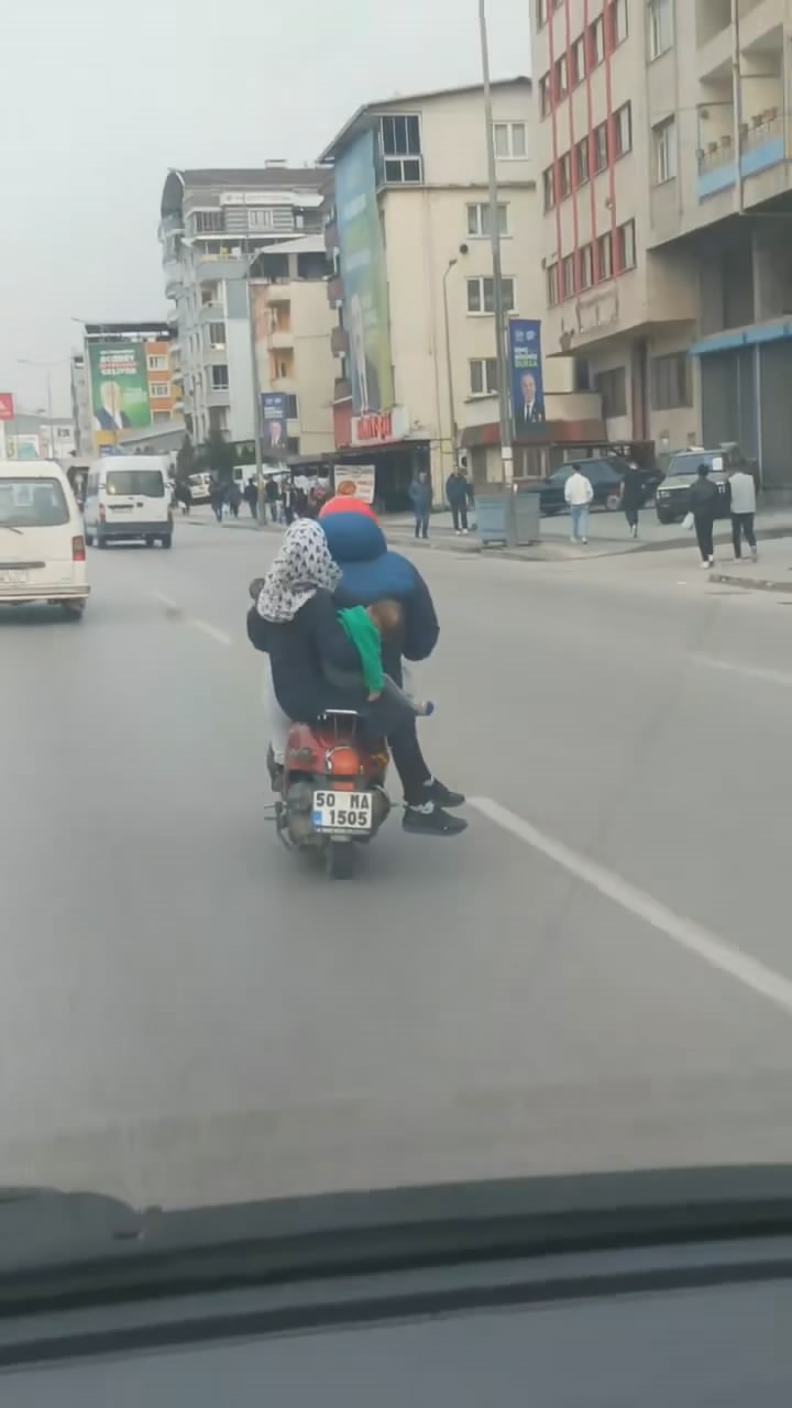 Motosiklet sürücüsünün ailesiyle beraber tehlikeli yolculuğu kamerada