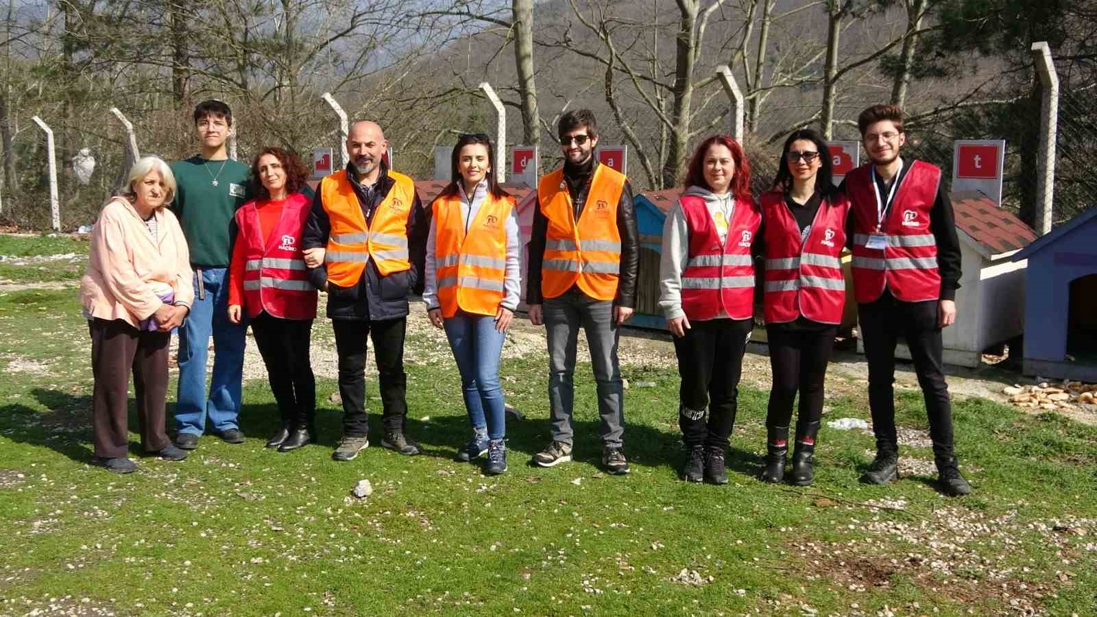 Geri dönüşüm atıkları sokak hayvanlarına mama oldu