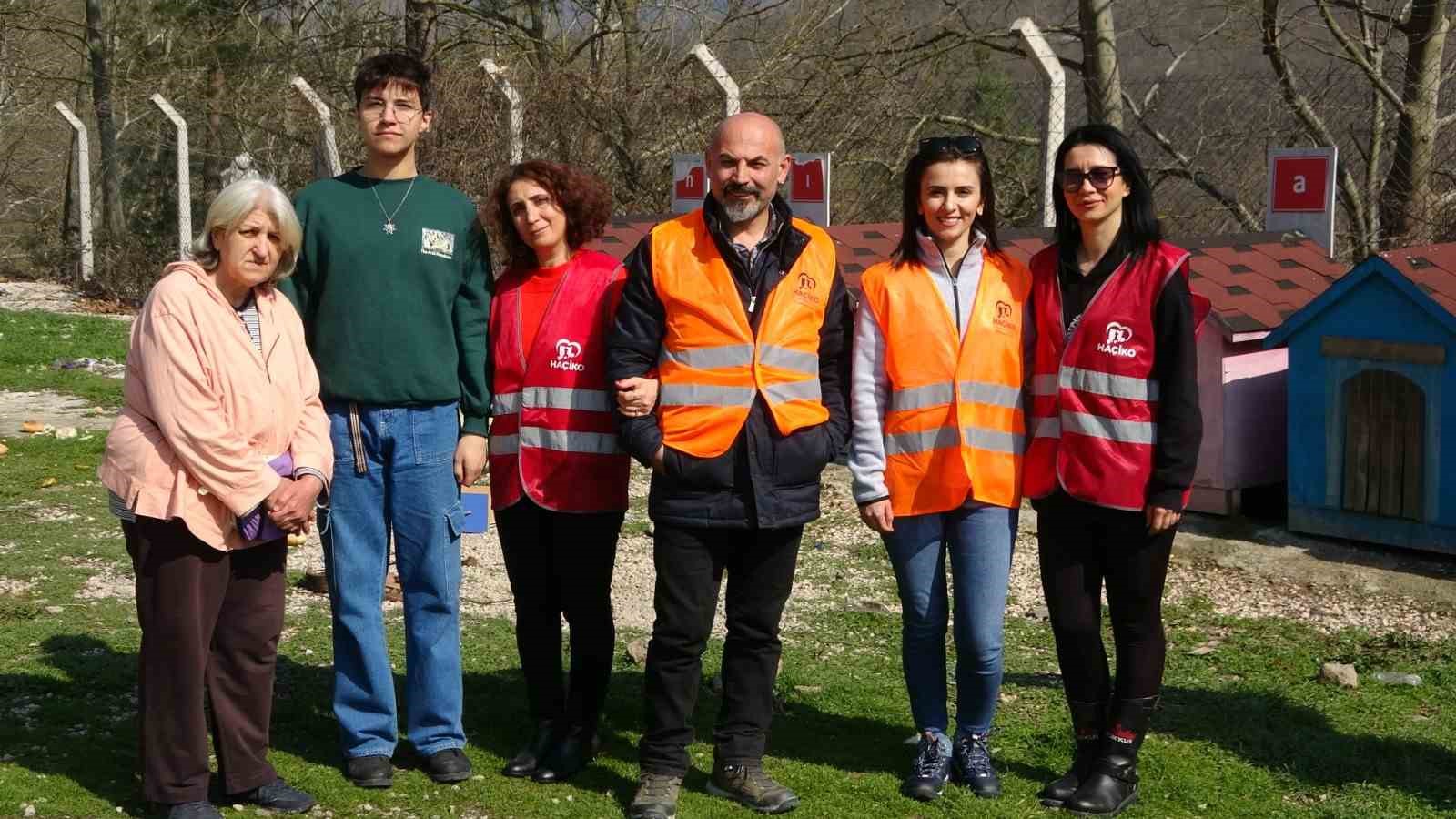 Geri dönüşüm atıkları sokak hayvanlarına mama oldu