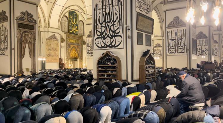 Bursa’daki tarihi Ulu Camii’ne “Dünyada bir yolcu gibi ol” mahyası asıldı