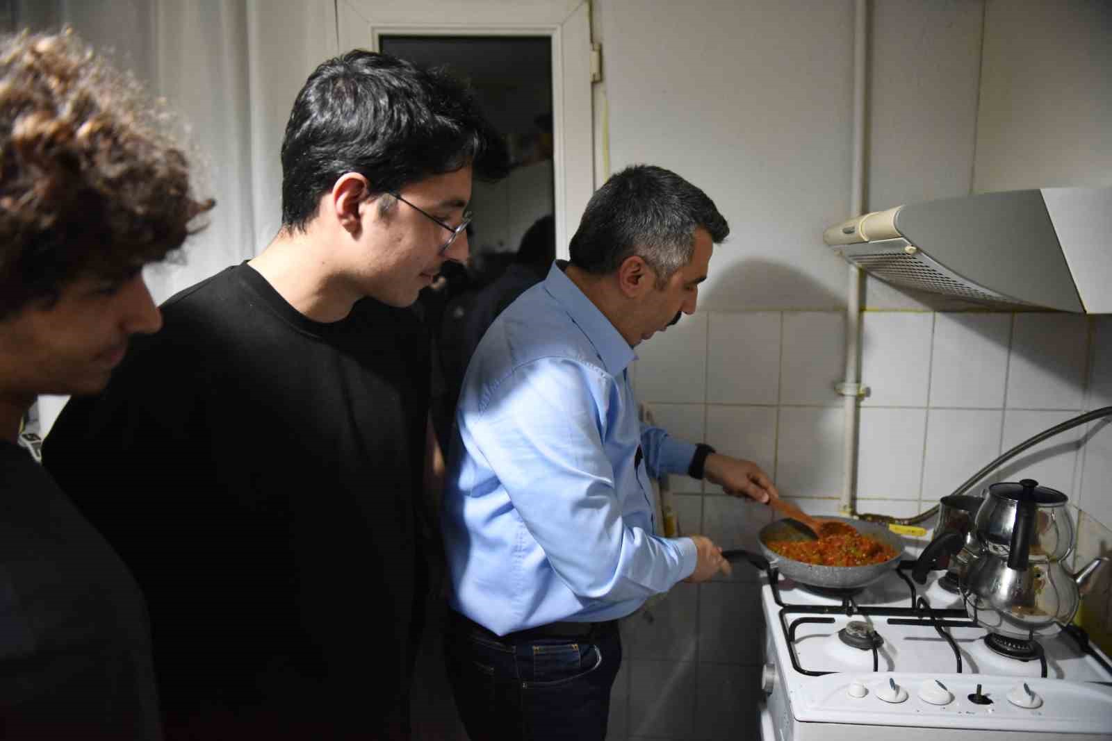 Yıldırım Belediye Başkanı Oktay Yılmaz, sahuru gençlerle yaptı