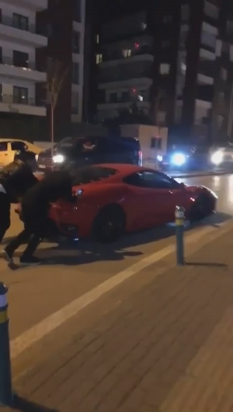 Bursa’da Ferrari yolda kaldı, gören bir daha baktı