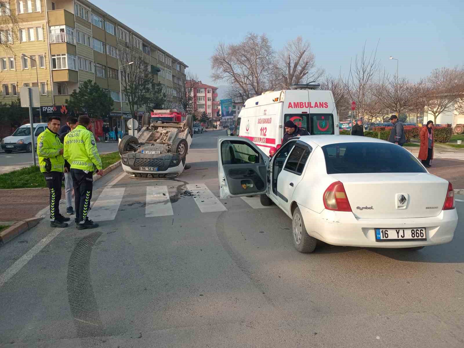 Döner kavşakta çarpışan 2 araçtan biri takla attı: 2 yaralı