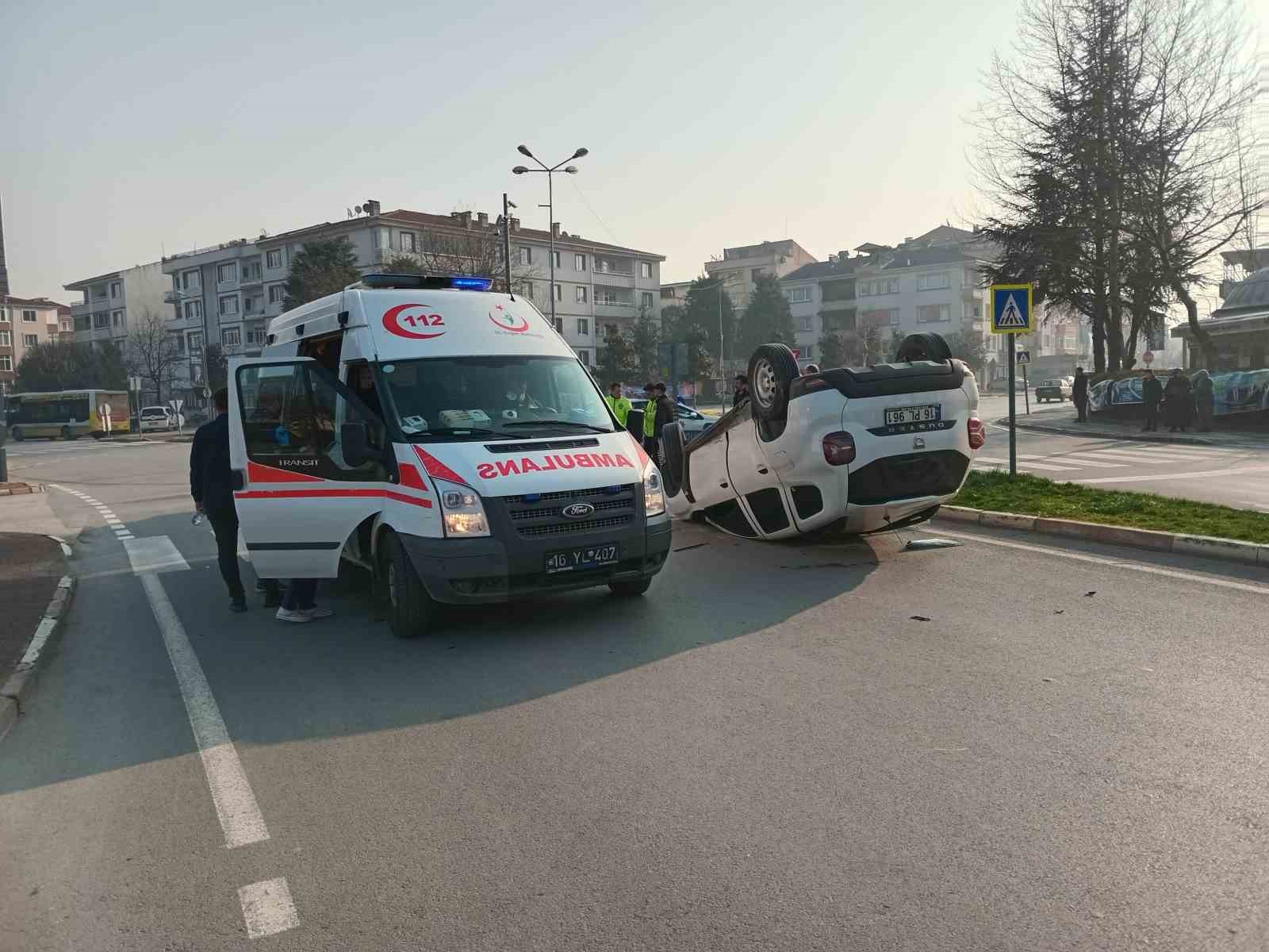 Döner kavşakta çarpışan 2 araçtan biri takla attı: 2 yaralı