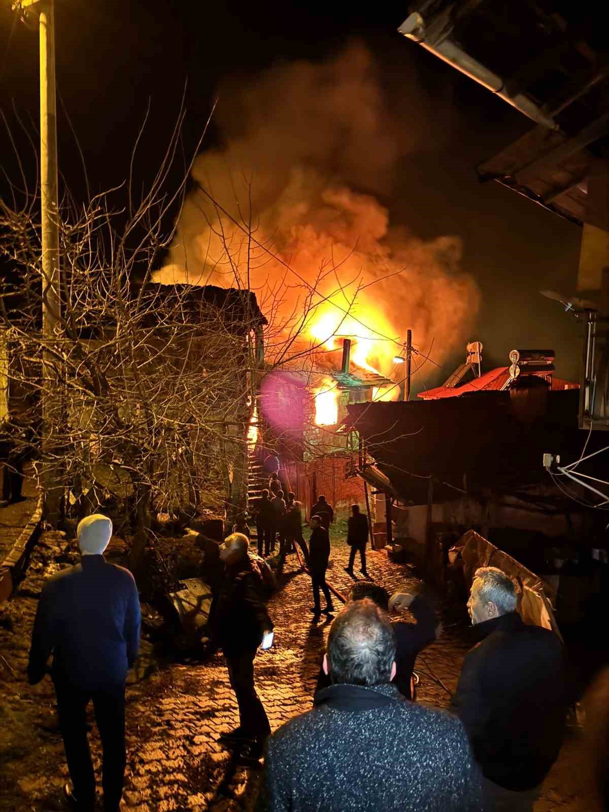 Milletvekilinin ziyareti sırasında köy evinde yangın çıktı