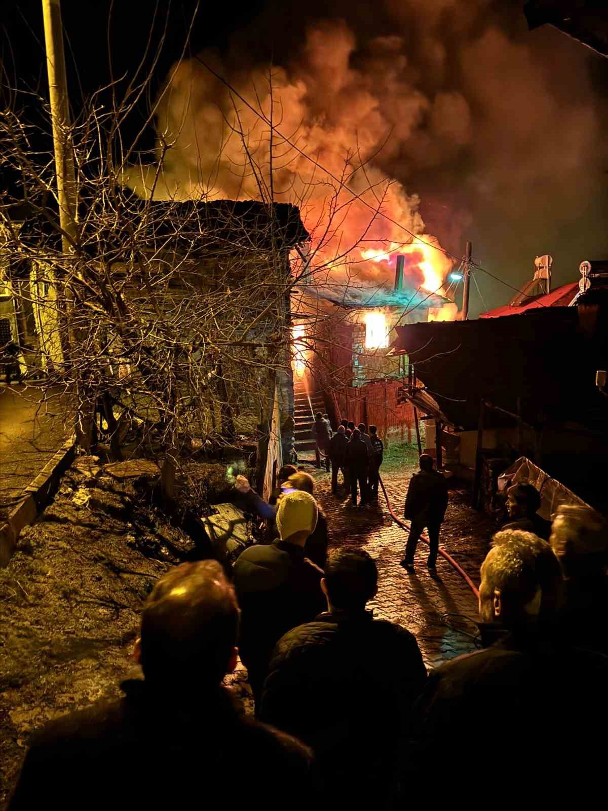 Milletvekilinin ziyareti sırasında köy evinde yangın çıktı