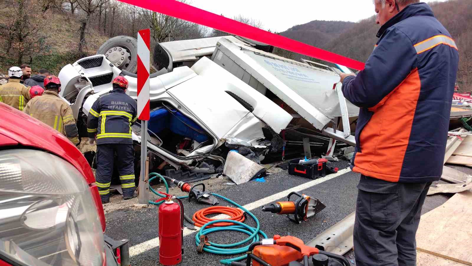 Kontrolden çıkan tır refüje daldı: 1 ölü