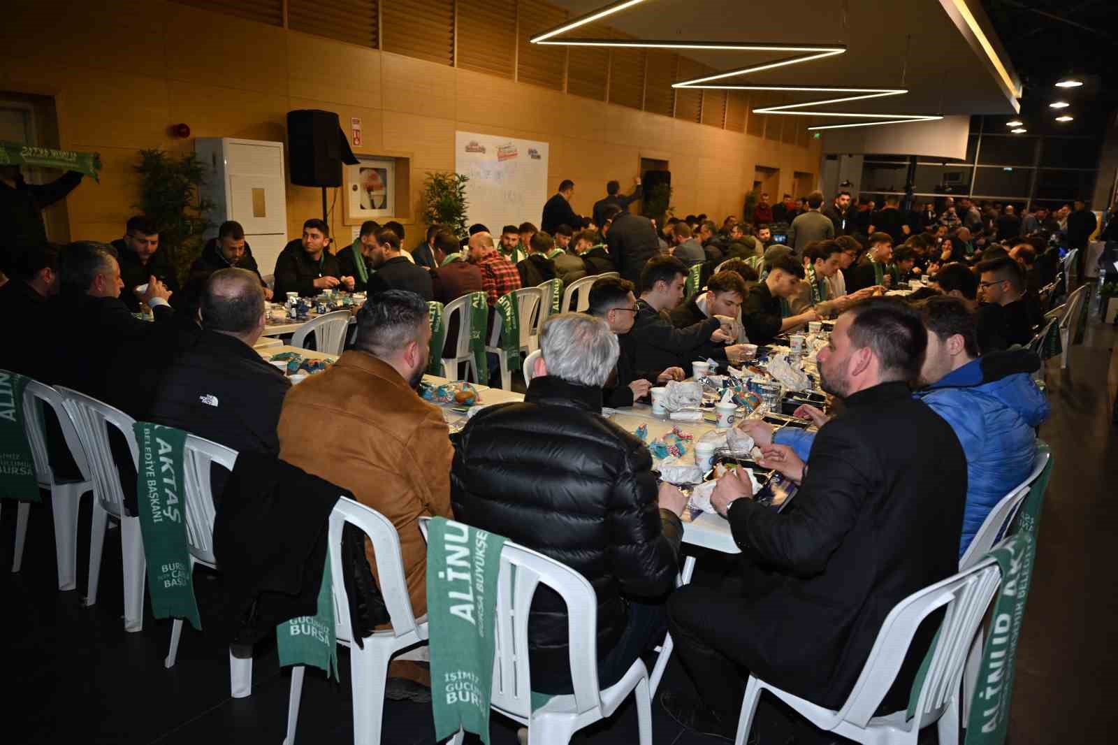 Başkan Aktaş, sahuru gençlerle kütüphanede yaptı