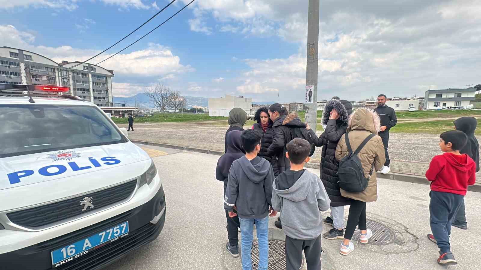 Bursa’da 4 öğrenci kapanan okulda mahsur kaldı, seslerini böyle duyurdular