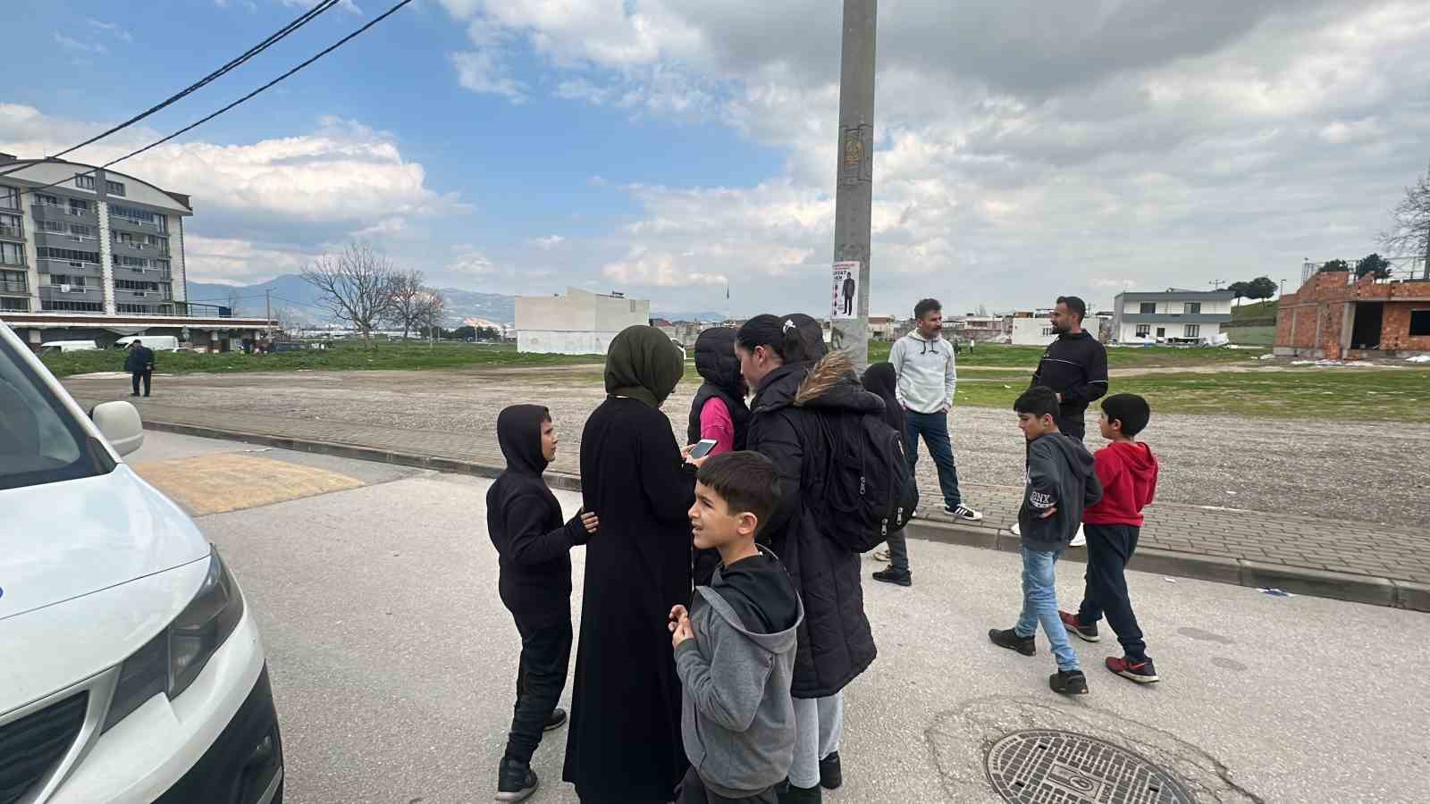 Bursa’da 4 öğrenci kapanan okulda mahsur kaldı, seslerini böyle duyurdular