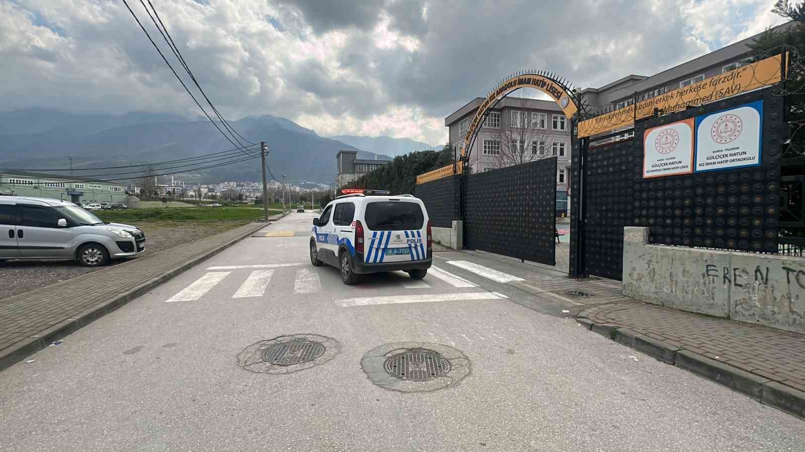 Bursa’da 4 öğrenci kapanan okulda mahsur kaldı, seslerini böyle duyurdular