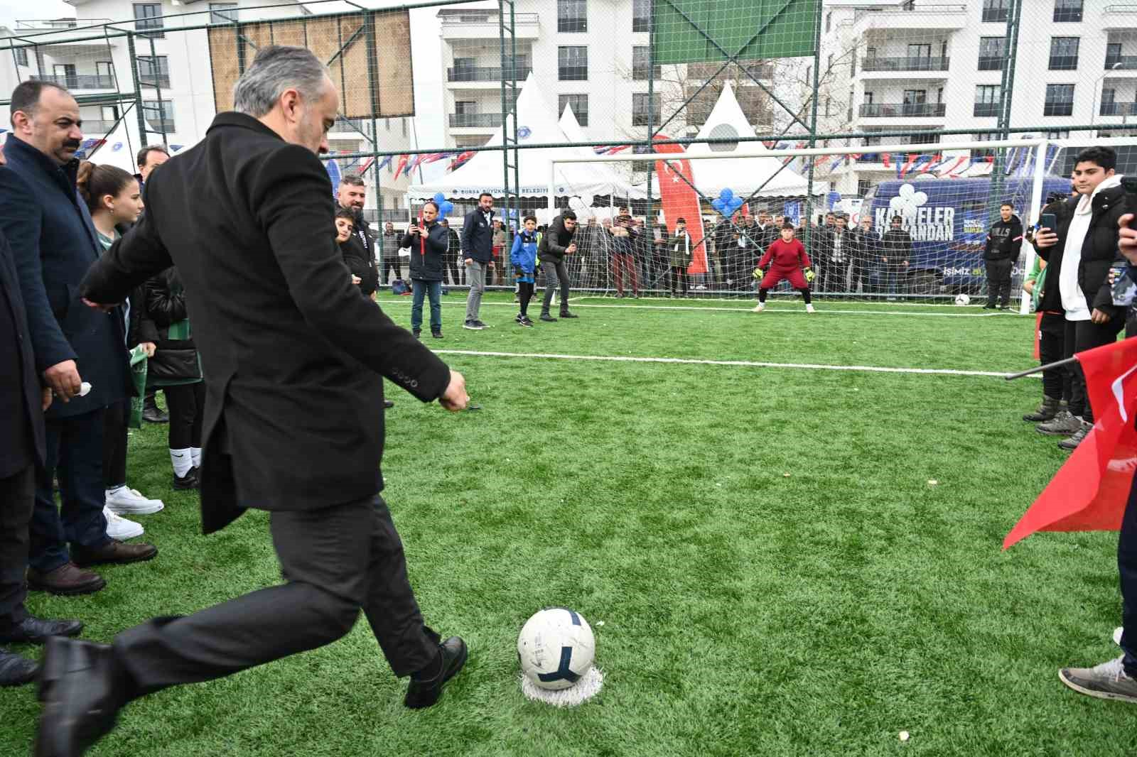 Büyükşehir’den Nilüfer’e futbol sahası