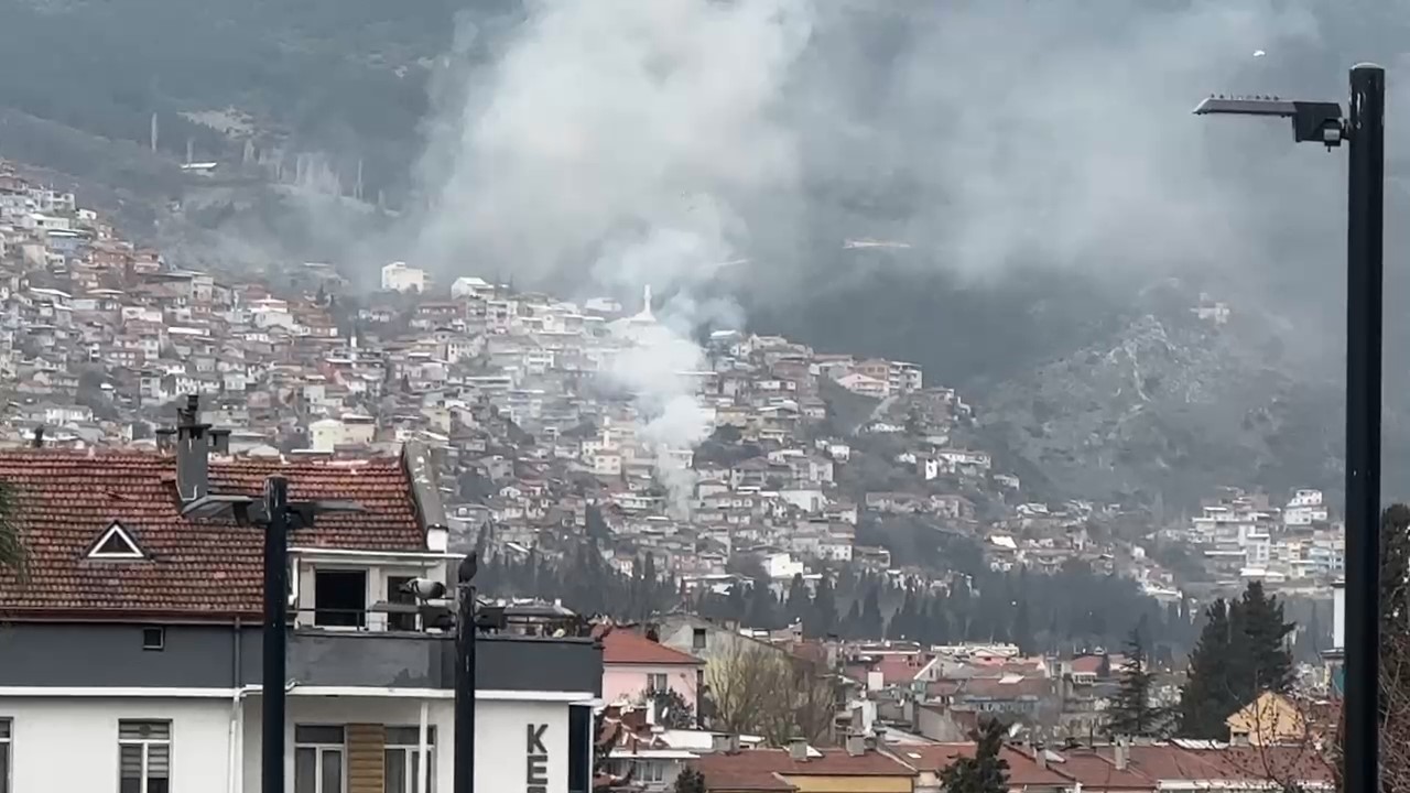 Araçların giremediği mahallede çıkan yangın güçlükle söndürüldü