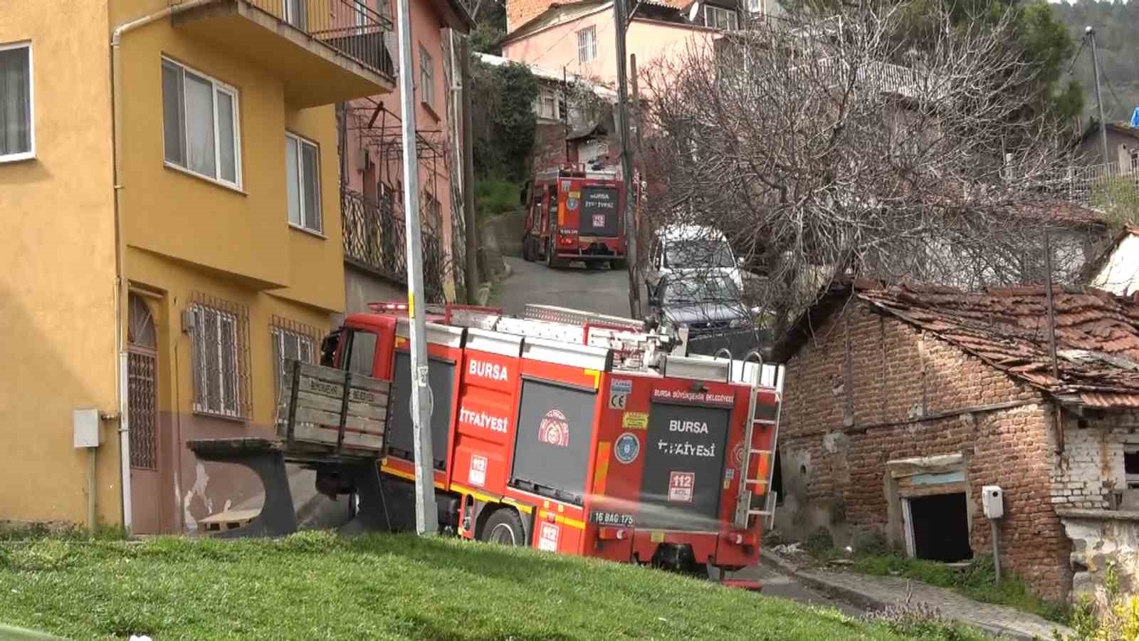 Araçların giremediği mahallede çıkan yangın güçlükle söndürüldü