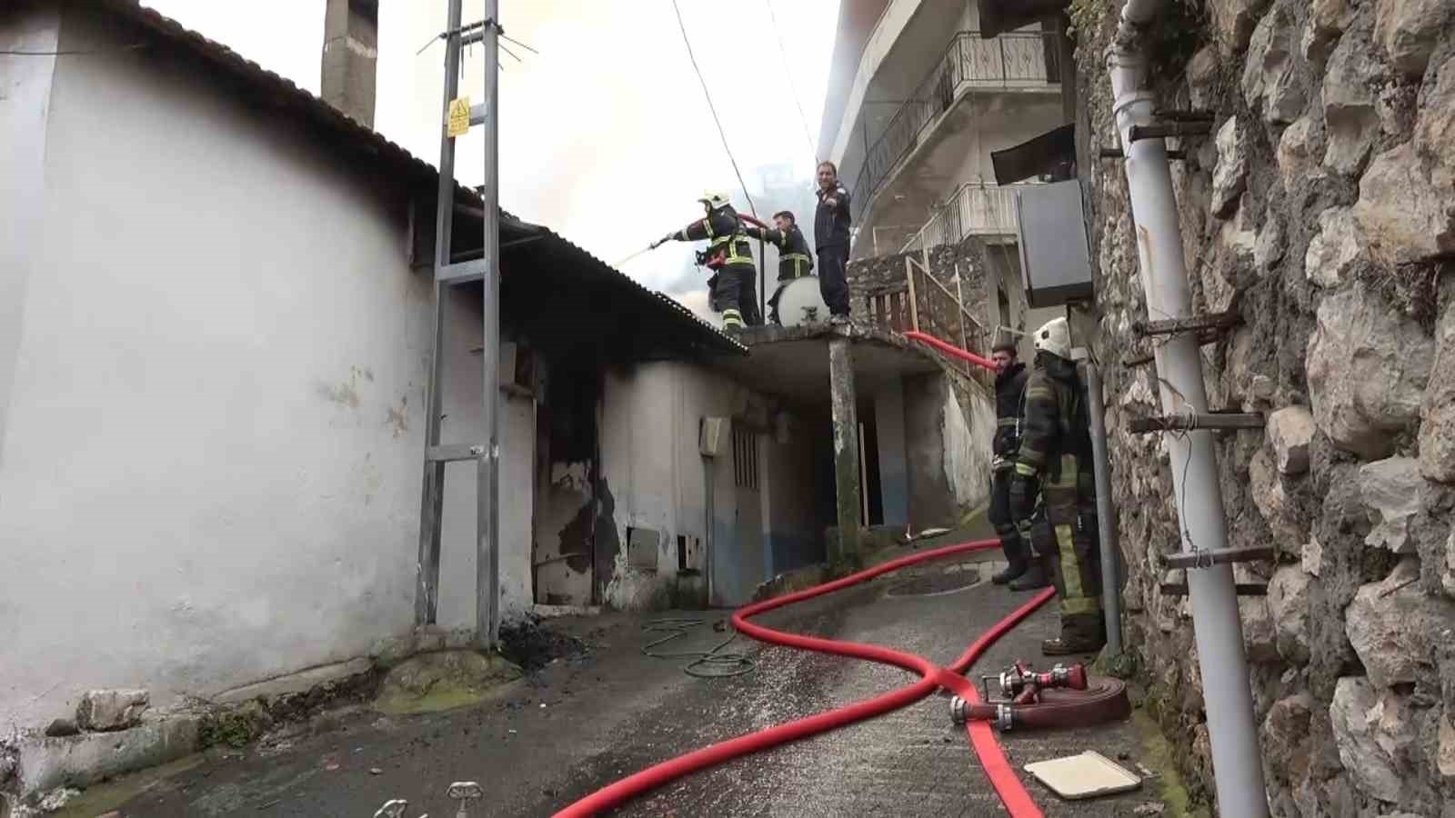 Araçların giremediği mahallede çıkan yangın güçlükle söndürüldü