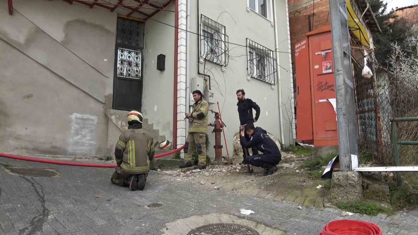 Araçların giremediği mahallede çıkan yangın güçlükle söndürüldü