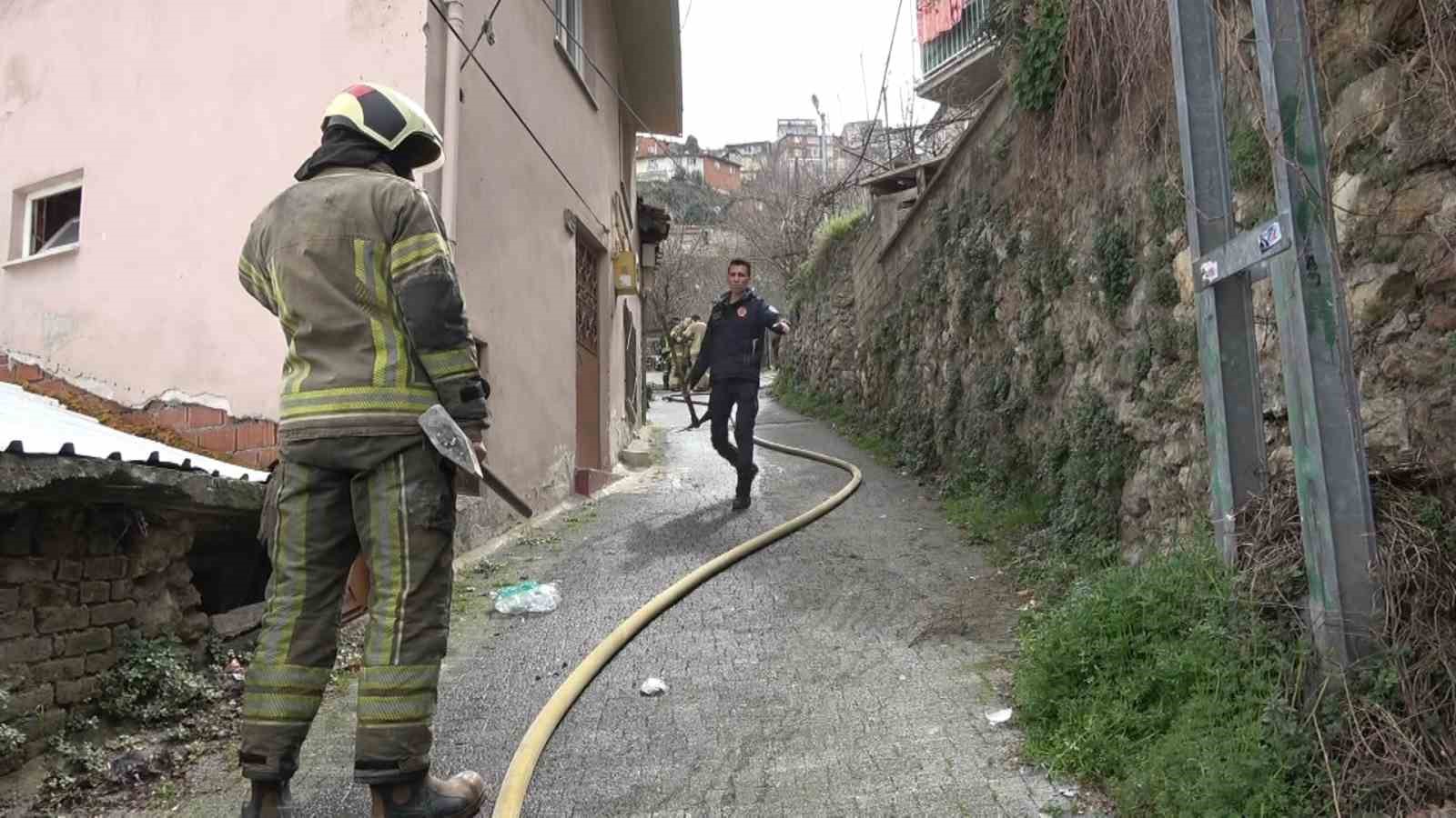 Araçların giremediği mahallede çıkan yangın güçlükle söndürüldü