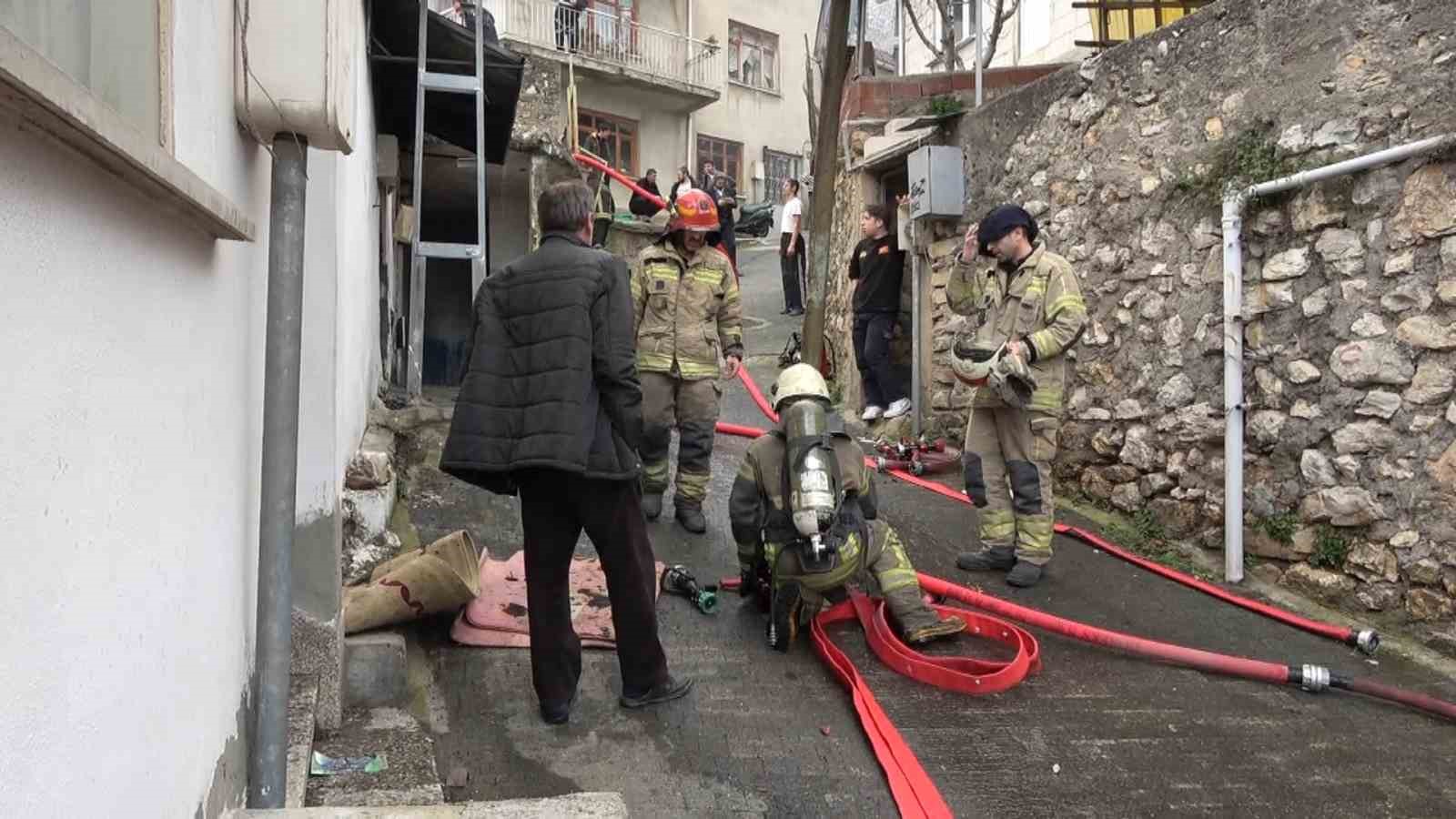 Araçların giremediği mahallede çıkan yangın güçlükle söndürüldü