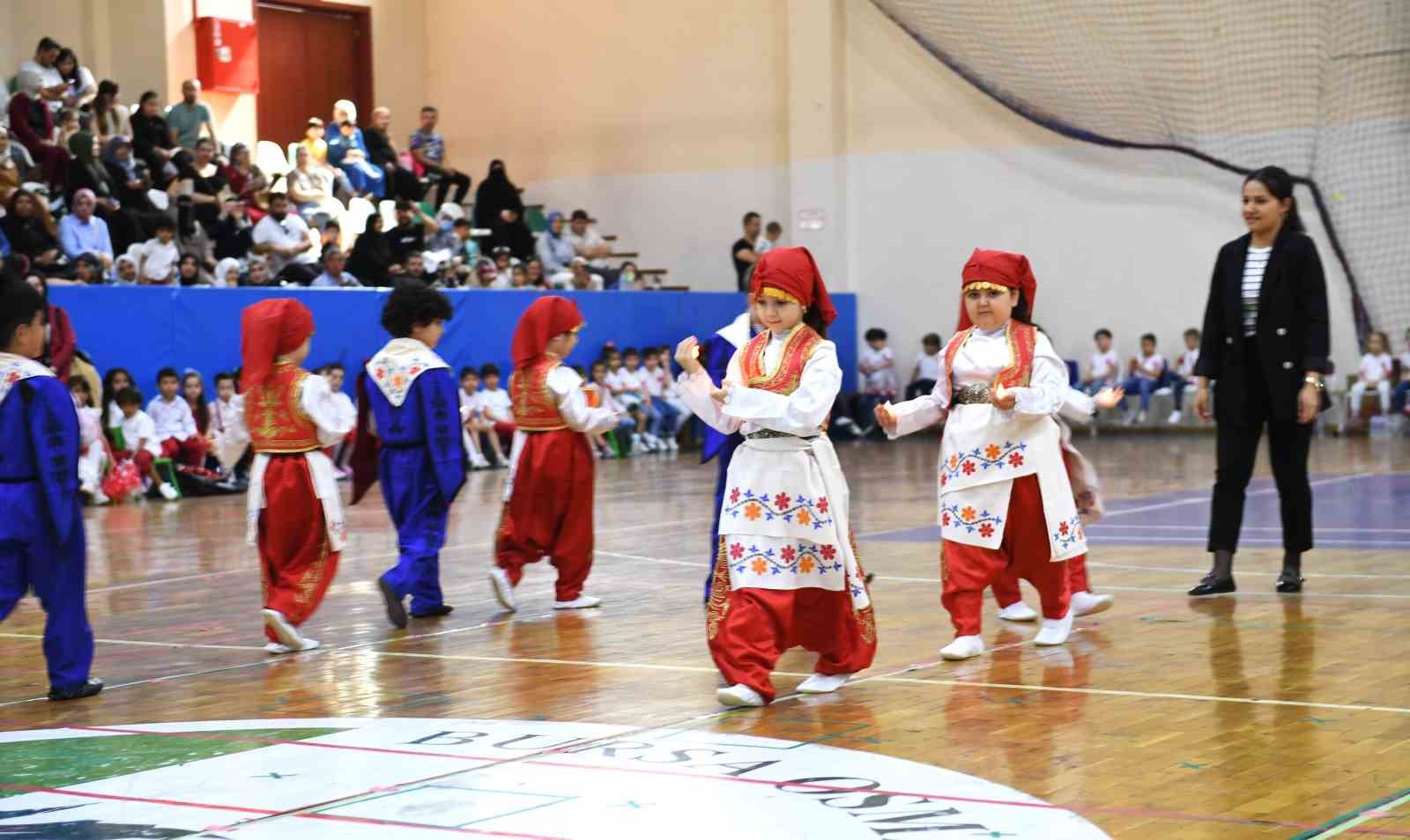 Çocuk şenliği, minik öğrencilerin gösterileriyle son buldu