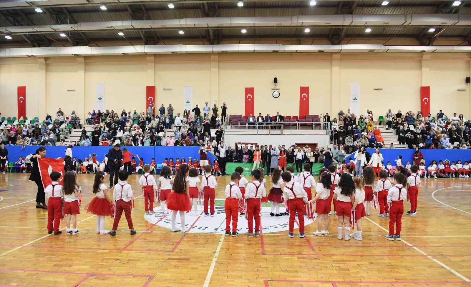 Çocuk şenliği, minik öğrencilerin gösterileriyle son buldu