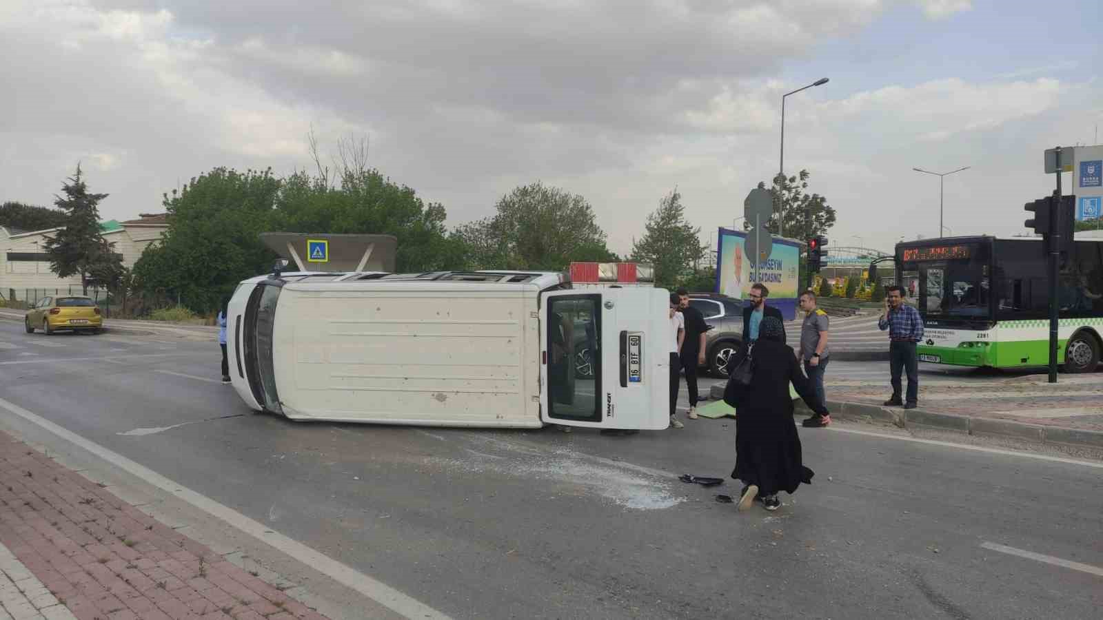 Hafif ticari aracın çarptığı tır refüje daldı : 1 yaralı