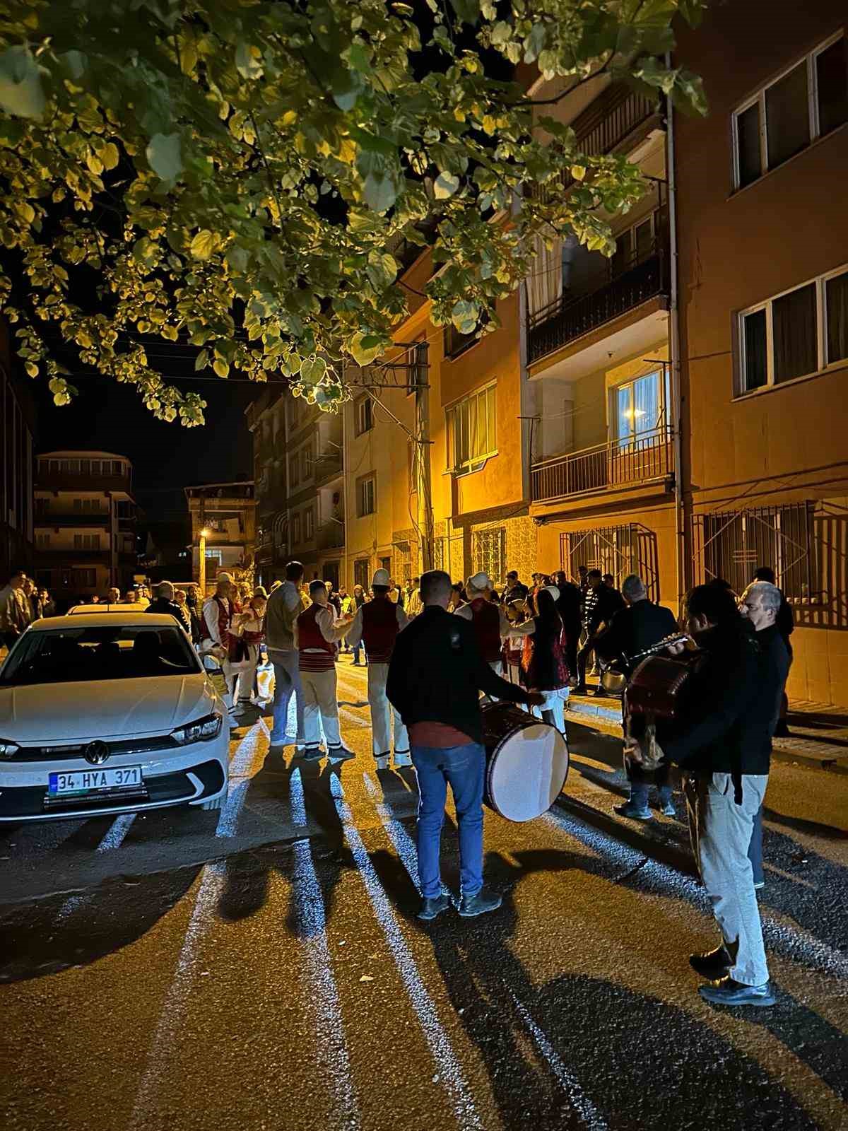 Yöresel kıyafetler giyerek oyun havasıyla vatandaşları sahura kaldırdılar