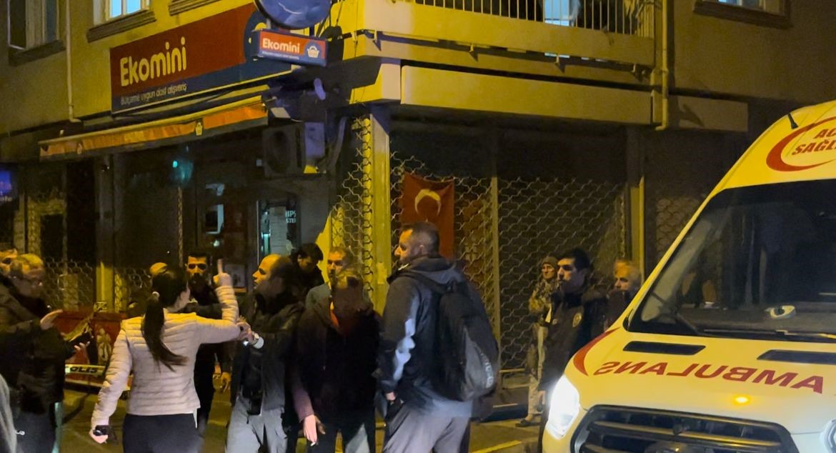 Önce husumetliler sonra aileler birbirine girdi... Kiracı, dükkan sahibini silahla yaraladı