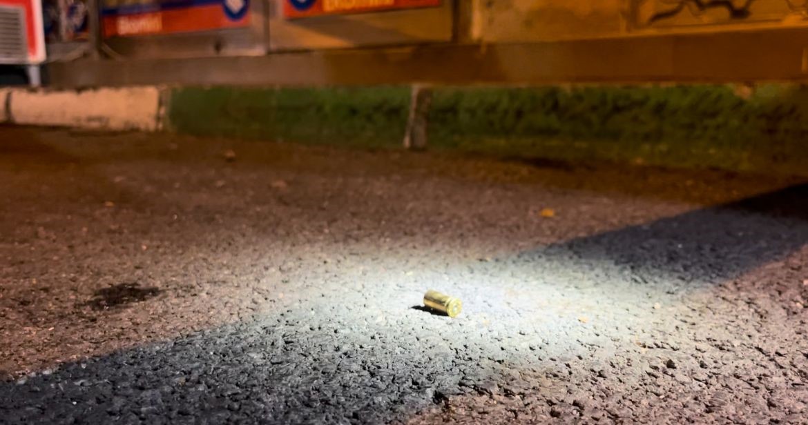 Önce husumetliler sonra aileler birbirine girdi... Kiracı, dükkan sahibini silahla yaraladı