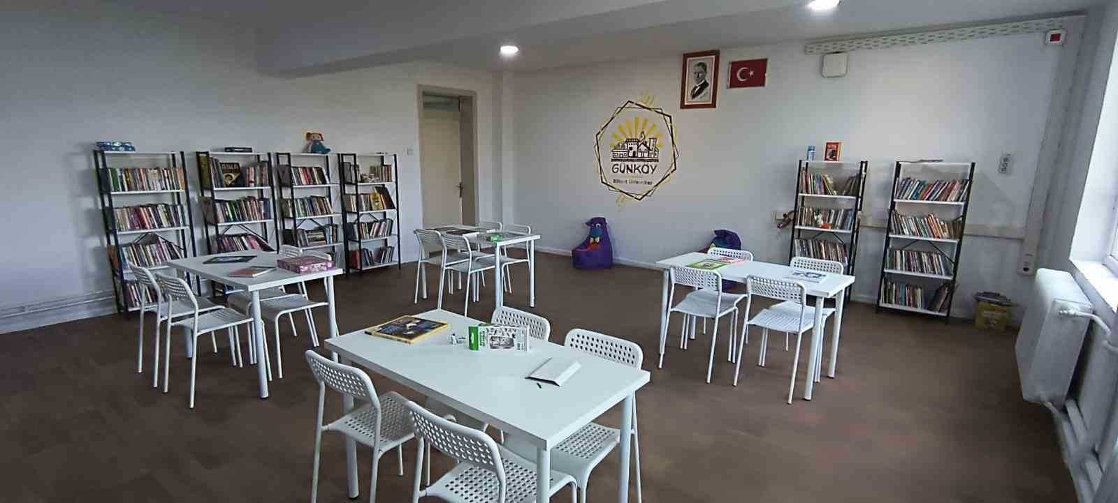 Üniversiteliler köye kütüphane kurdu