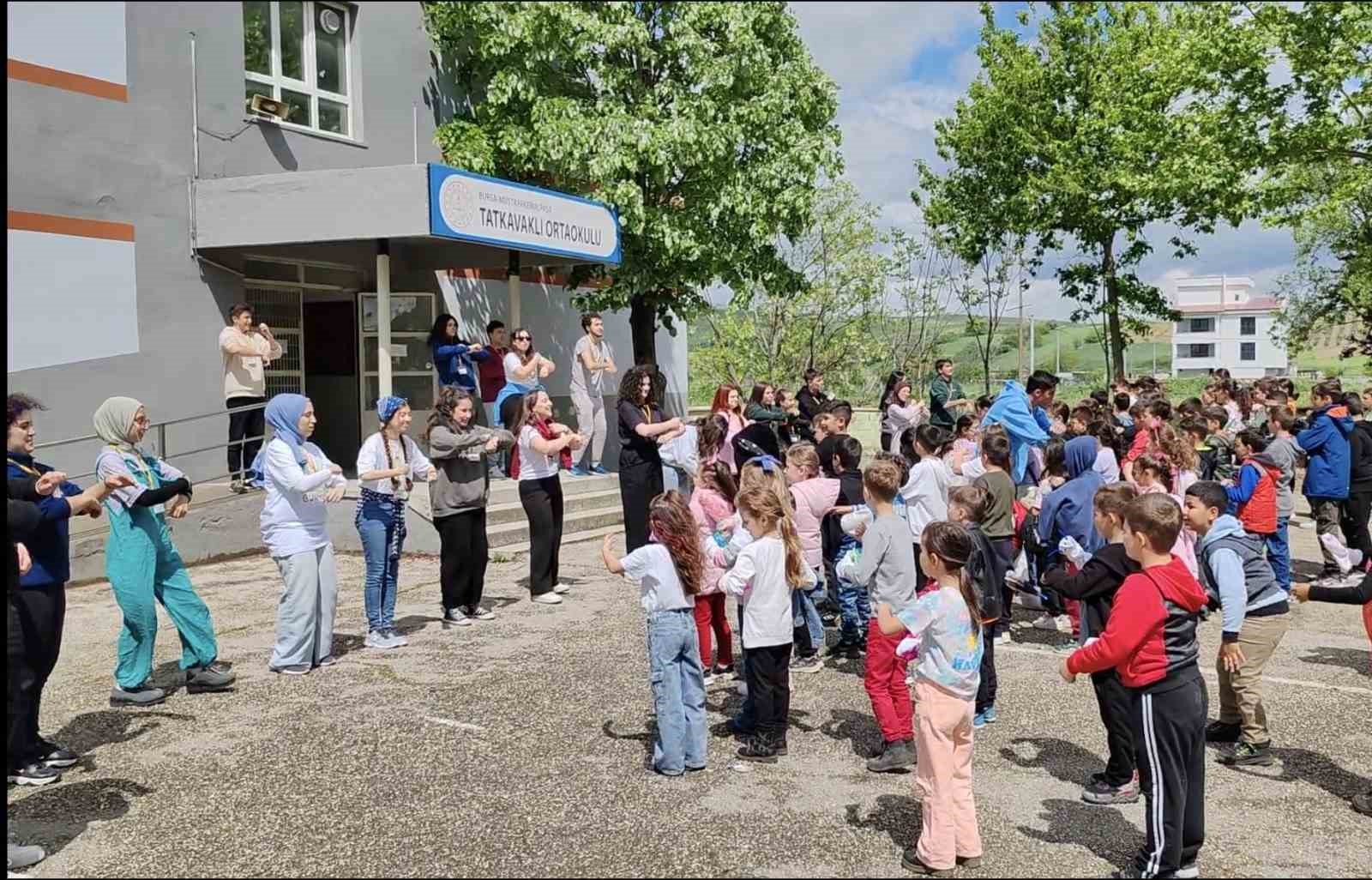 Üniversiteliler köye kütüphane kurdu