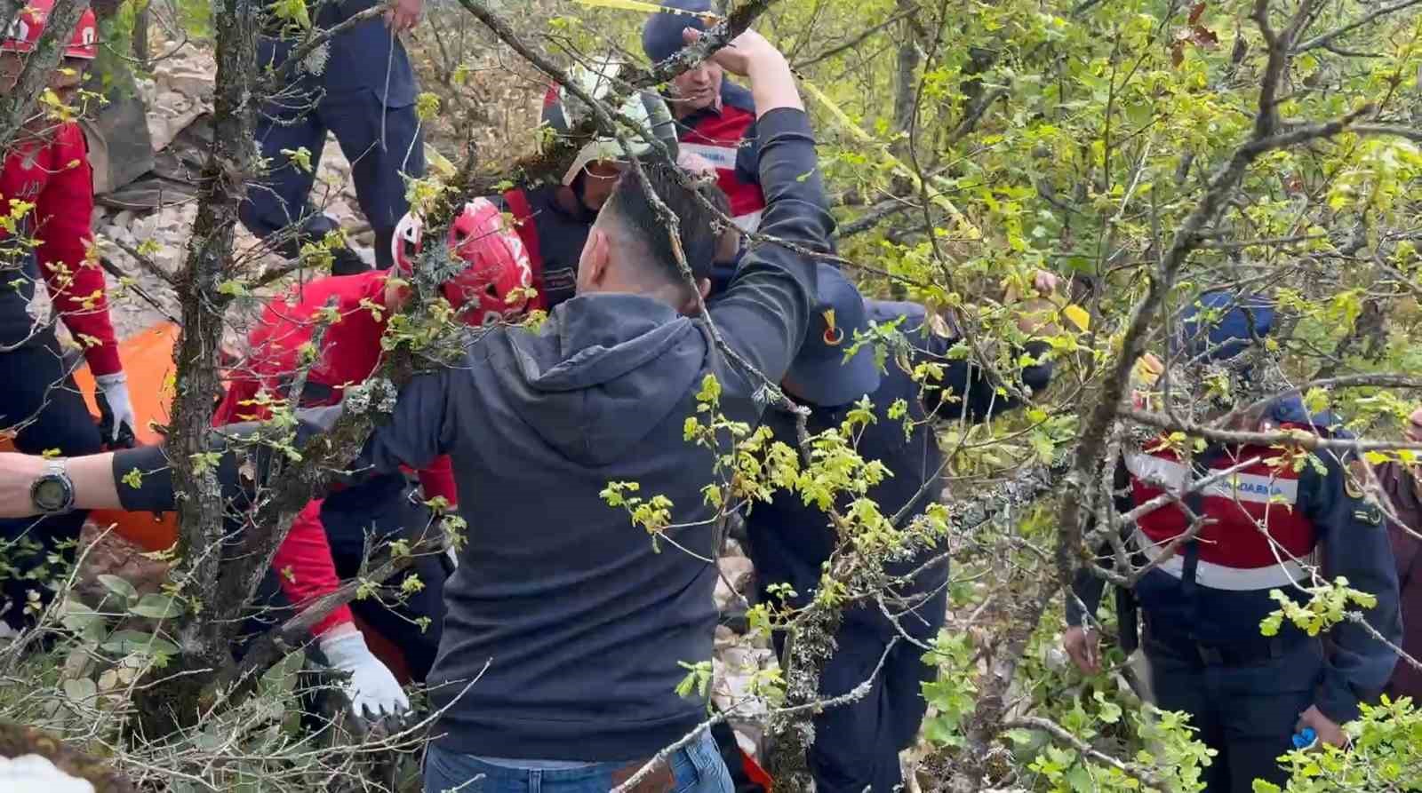 Ölen 3 definecinin cenazesi çıkarıldı...Baba oğul define kurbanı