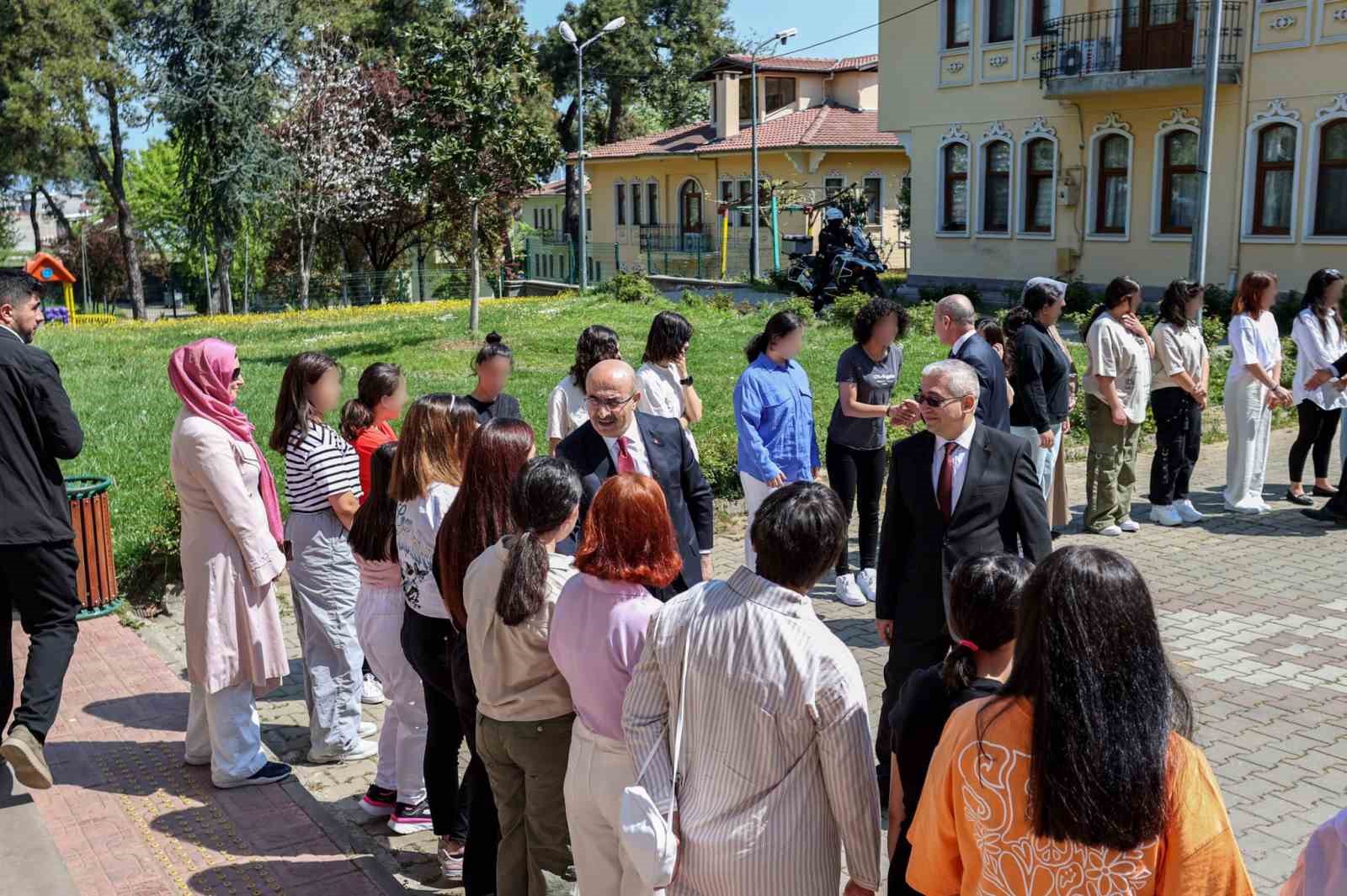 Vali Demirtaş, çocuk ve yaşlılarla bir araya geldi