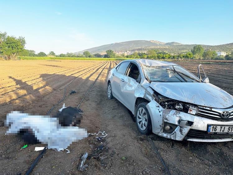 Karacabey’de otomobil taklalar atarak tarlaya uçtu: 1 ölü, 2 yaralı