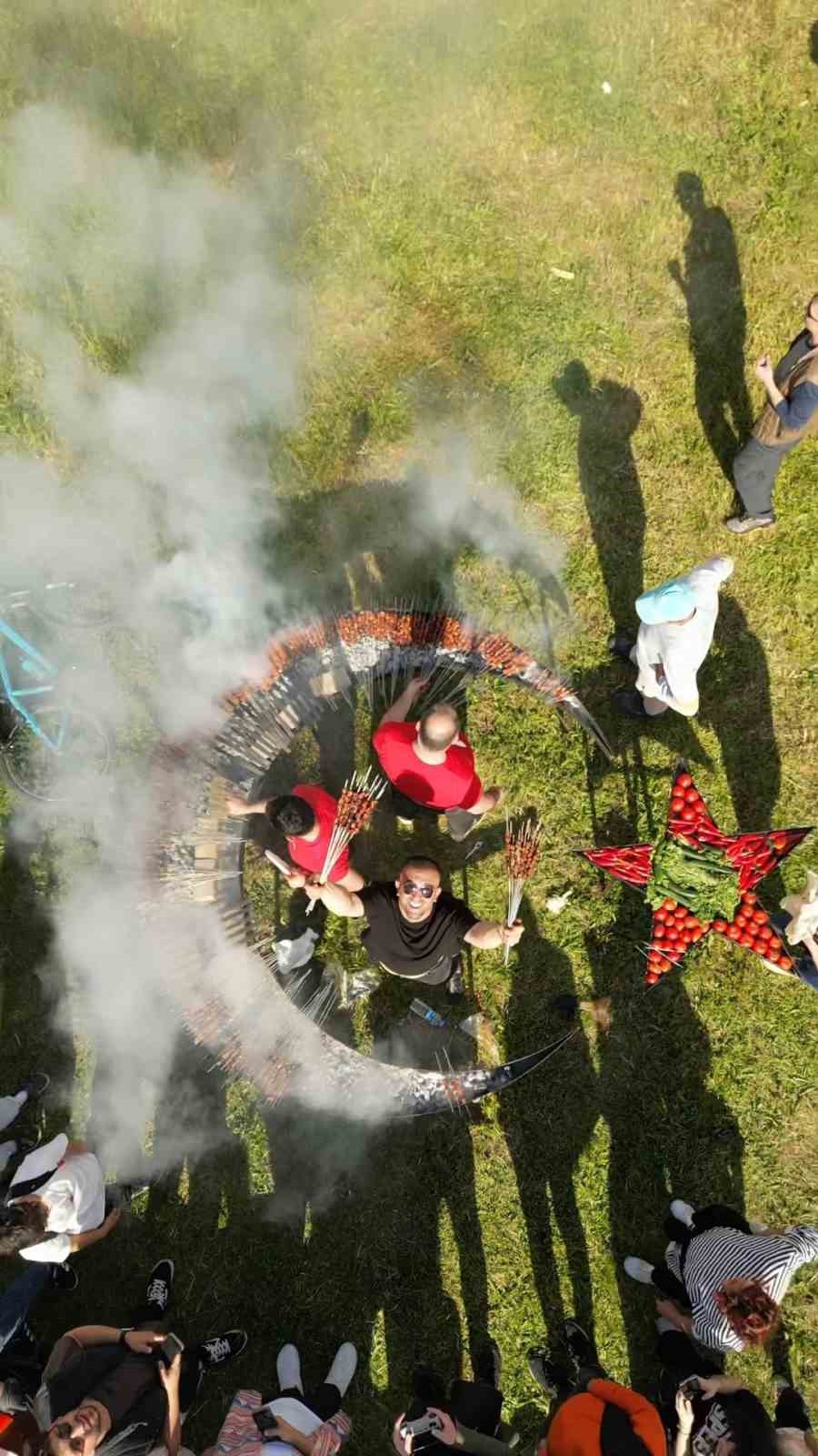 23 Nisan’da ay yıldızlı mangalda ciğer ziyafeti