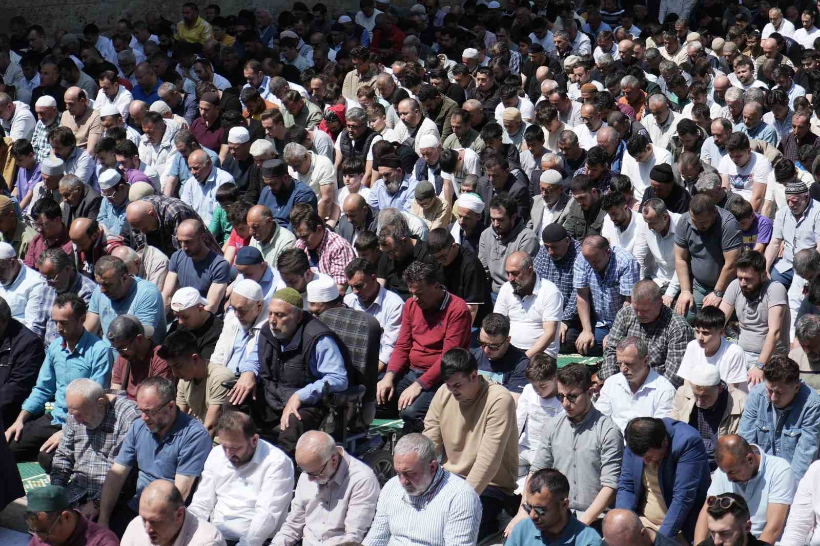 Cuma namazında tarihi camiler doldu taştı