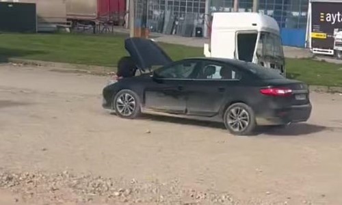 Seyir halindeki otomobilin motoruna oturdu, arızayı bulmaya çalıştı