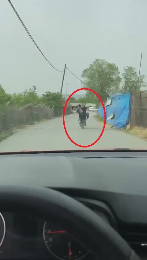 Motosikletiyle ön kaldırdı, kayarak yere düştü