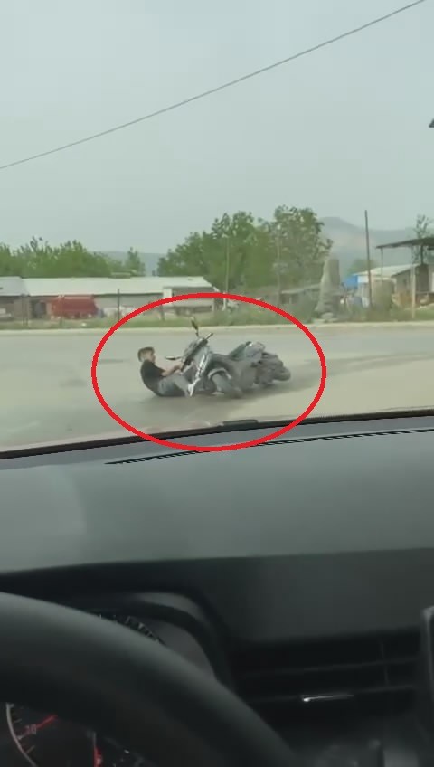 Motosikletiyle ön kaldırdı, kayarak yere düştü