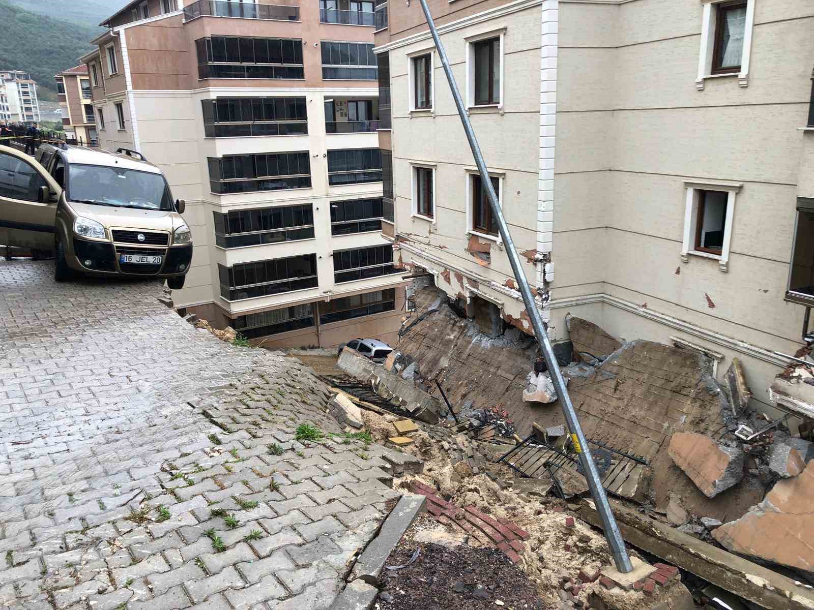 Bursa’da istinat duvarı apartmanın üzerine çöktü, 2 kişi yaralandı