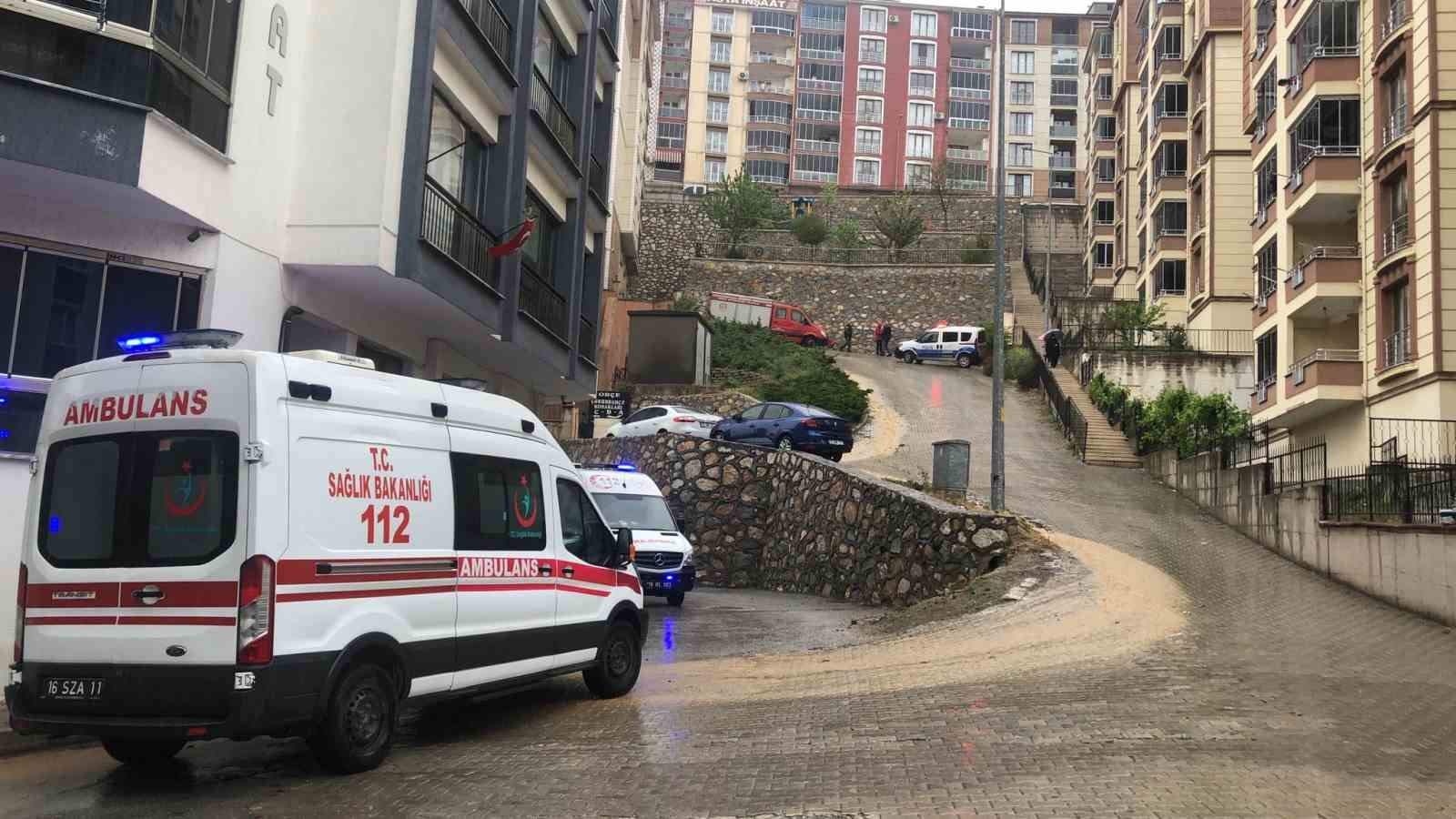 Bursa’da istinat duvarı apartmanın üzerine çöktü, 2 kişi yaralandı