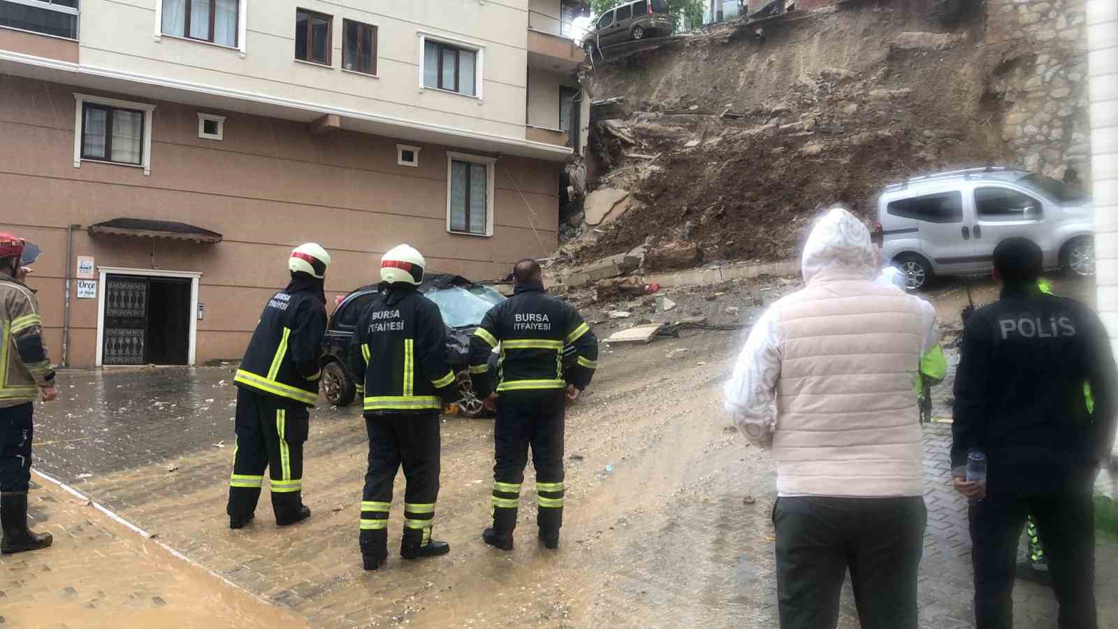 Bursa’da istinat duvarı apartmanın üzerine çöktü, 2 kişi yaralandı