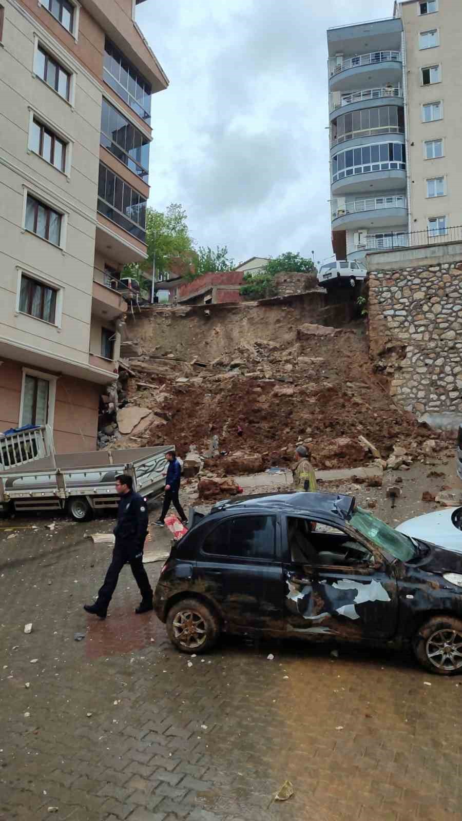 Bursa’da istinat duvarı apartmanın üzerine çöktü, 2 kişi yaralandı