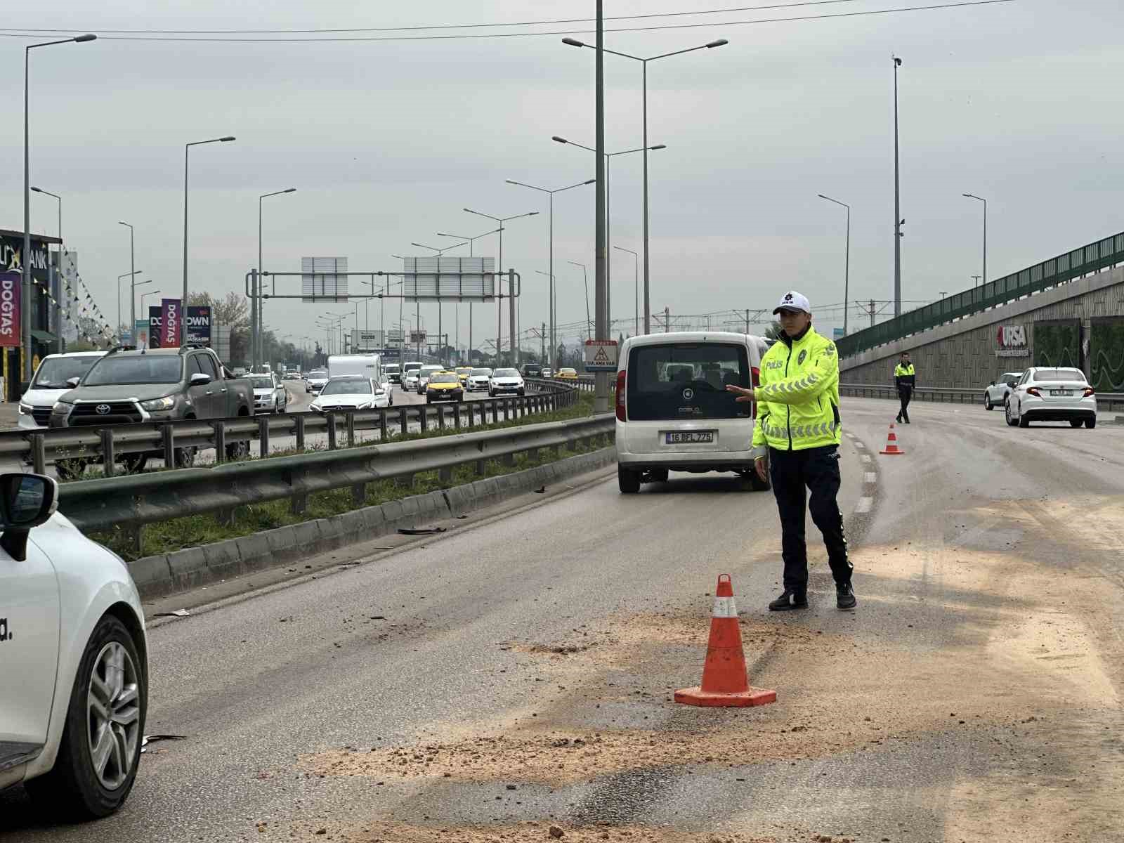 Yakıt deposu delinen tır, şehri birbirine kattı: 10 kaza