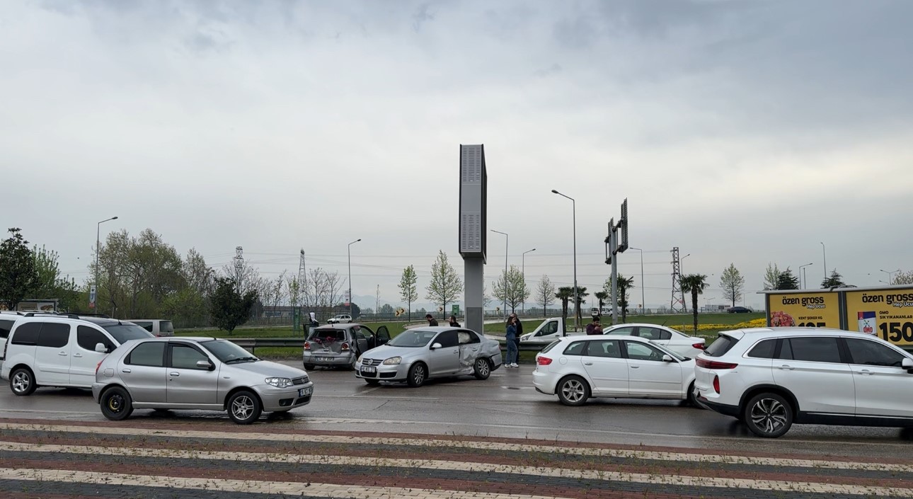 Yakıt deposu delinen tır, şehri birbirine kattı: 10 kaza