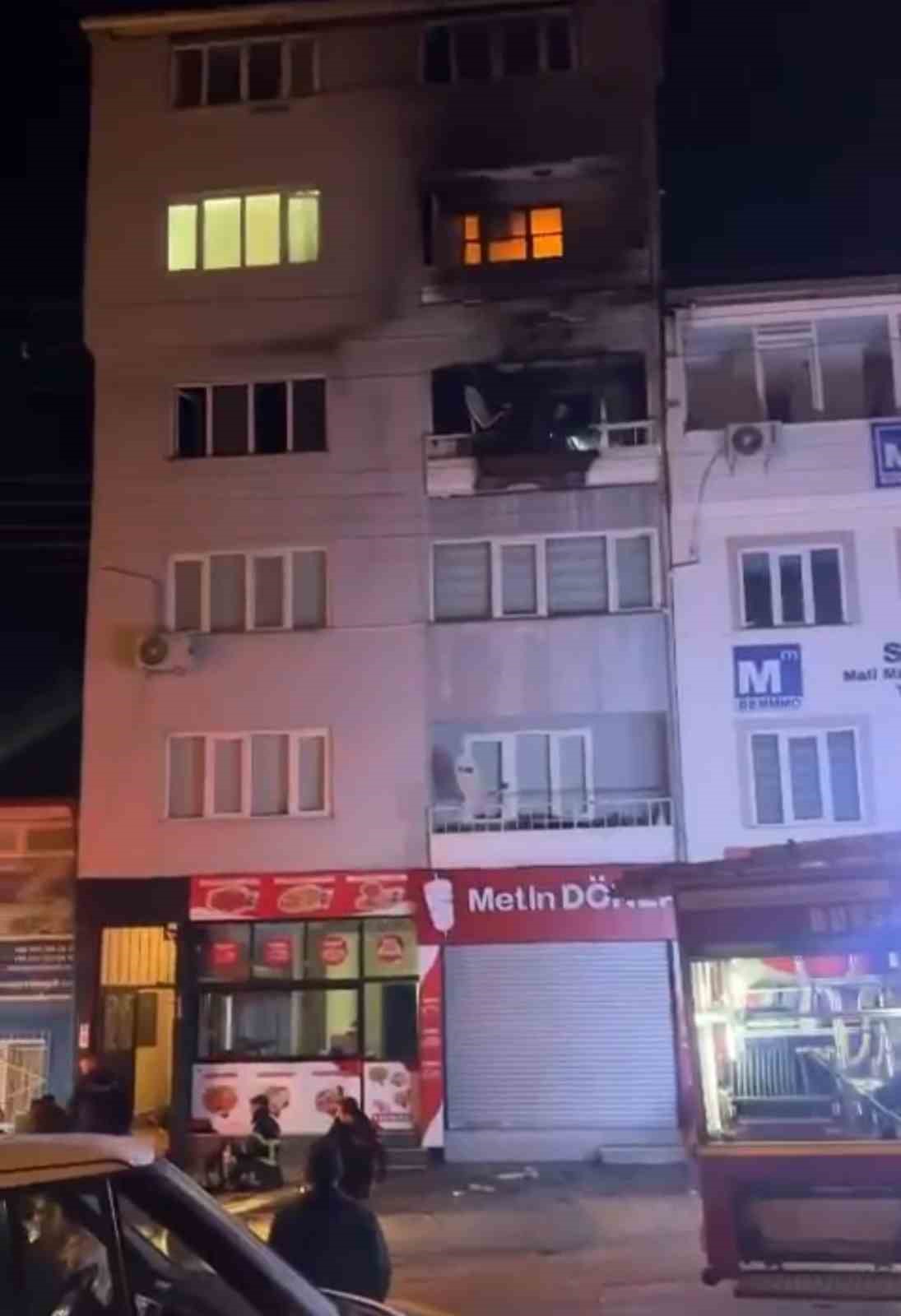 5 katlı binanın 3.katı alev alev yandı