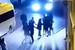 Bıçaklı kavga amatör kamerada: 2 yaralı