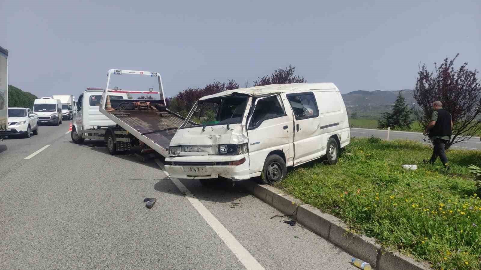 Yalova’da kontrolden çıkan minibüs takla attı, 2 kişi yaralandı